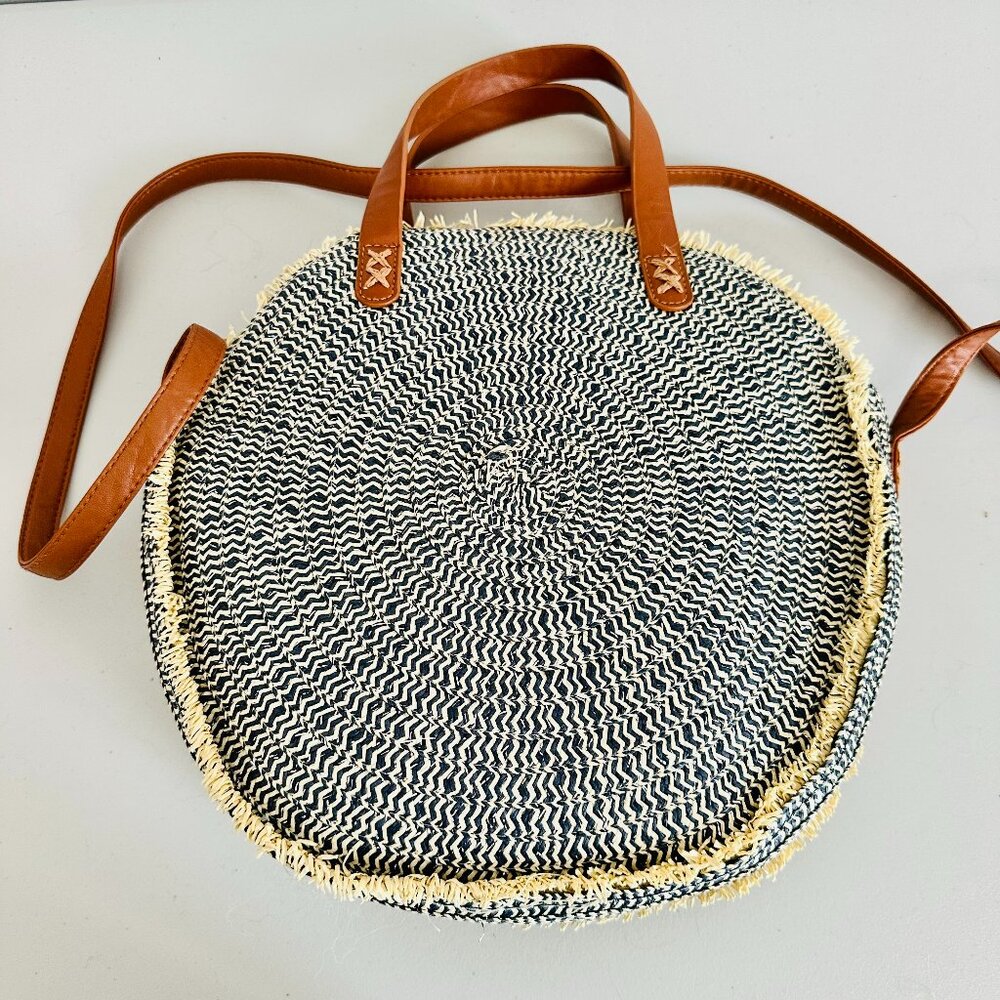 MIZTIQUE ROUND STRAW SHOULDER BAG WITH FRINGE EDGE AND FAUX LEATHER STRAP